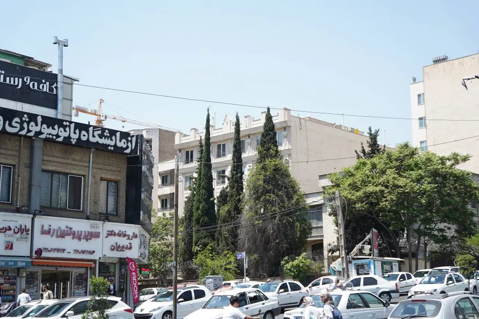 زاویه گرفته شده از نزدیک میدان کاج