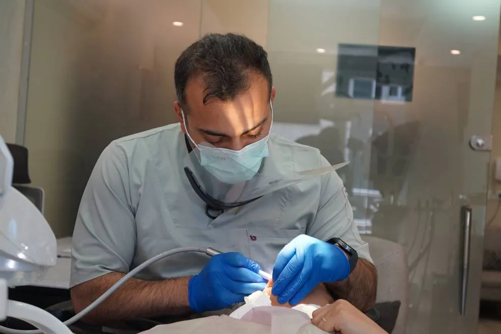 دکتر حین انجام کار بر روی بیمار